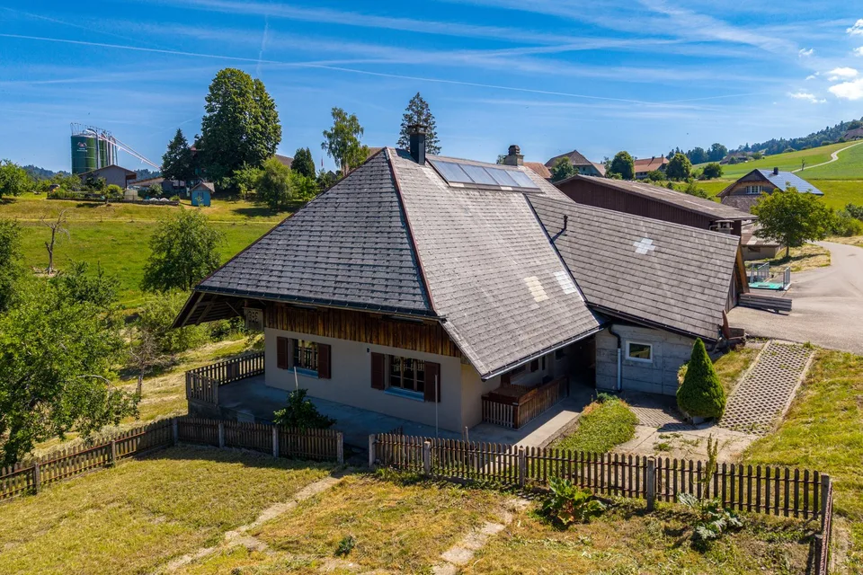Zweifamilienhaus mit viel Umschwung am idyllischen Bach in Sumiswald