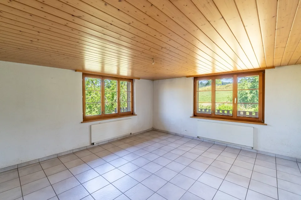 Casa a due famiglie con molto spazio intorno, sul ruscello idilliaco a Sumiswald