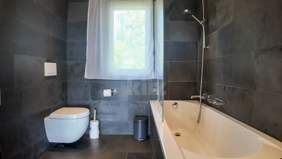 Splendida villa individuale con terrazze e grande giardino – foto 7 di 13