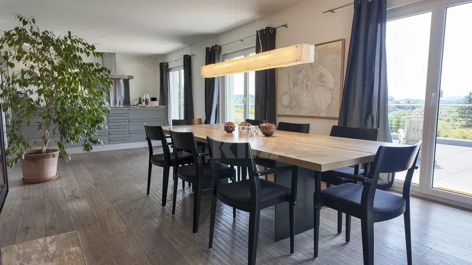 Prächtige Einzelvilla mit Terrassen und großem Garten