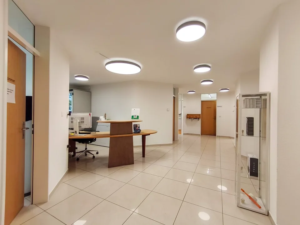 Pratique dentaire attractive avec bail à long terme à vendre