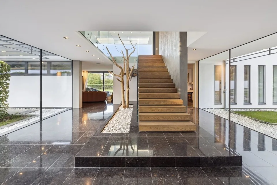 Eigenschaft mit außergewöhnlicher contemporaryer Architektur