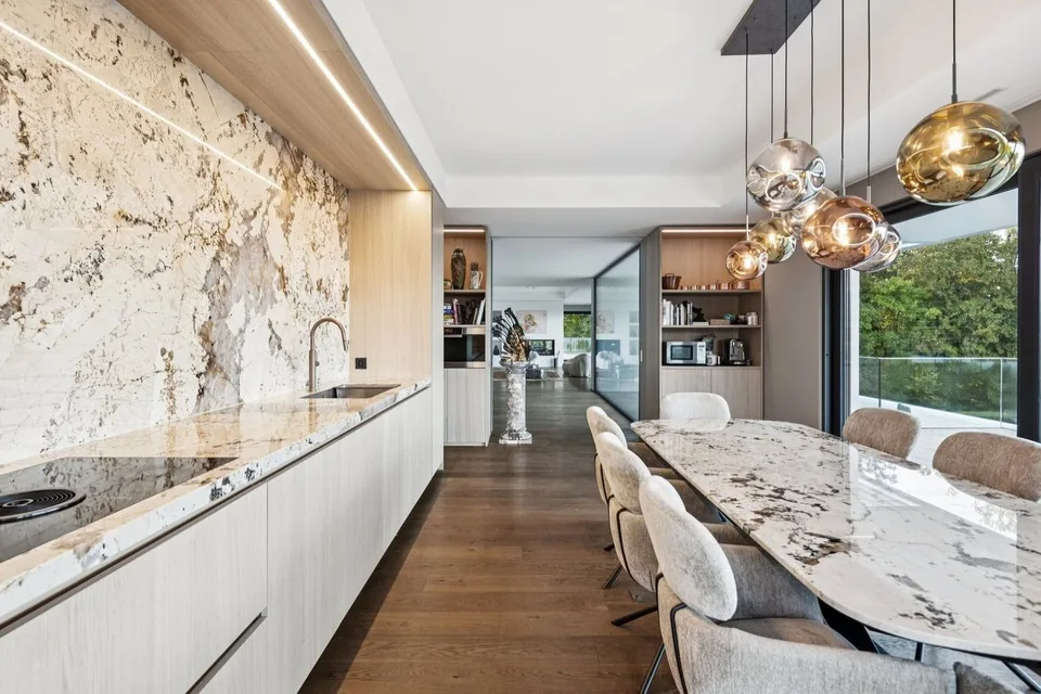 Eigenschaft mit außergewöhnlicher contemporaryer Architektur