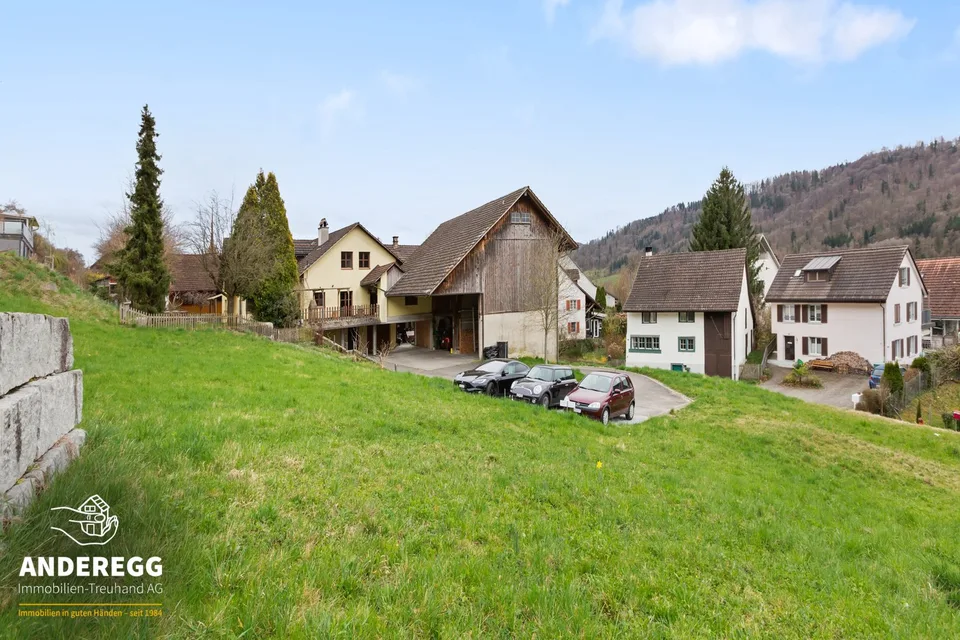3 lotti di terreno con area edificabile, fienile e 2 case multifamiliari