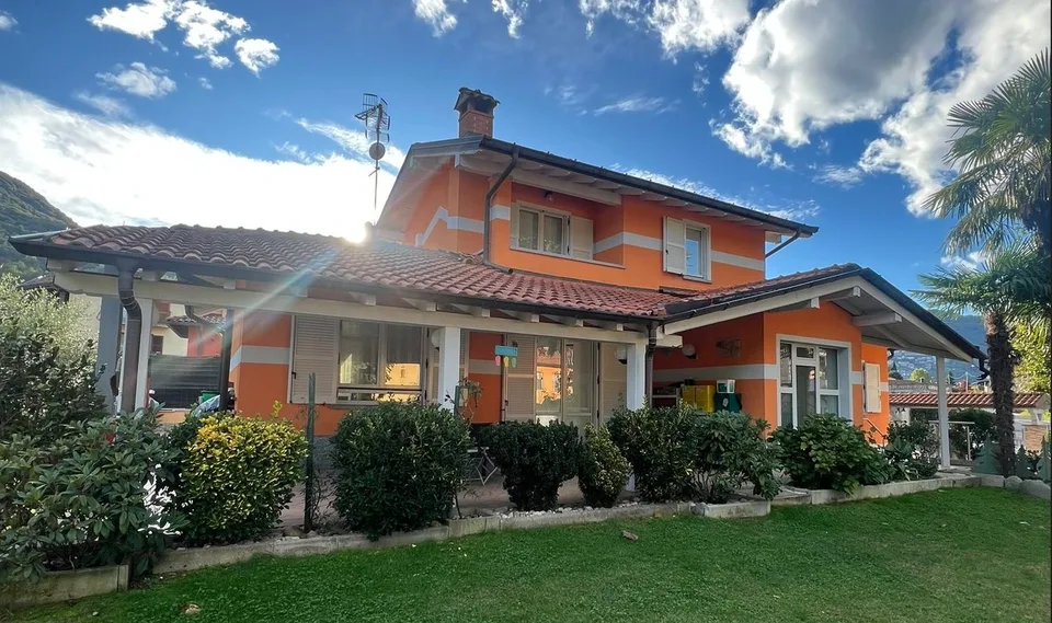 PONTE TRESA (ITA)  : ELEGANTE VILLA CON GIARDINO