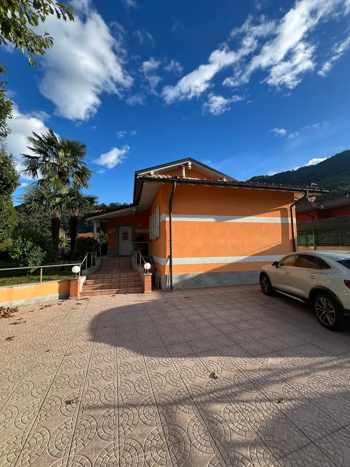 PONTE TRESA (ITA)  : ELEGANTE VILLA CON GIARDINO