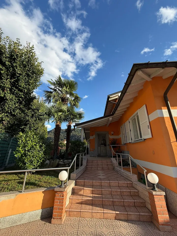 PONTE TRESA (ITA)  : ELEGANTE VILLA CON GIARDINO