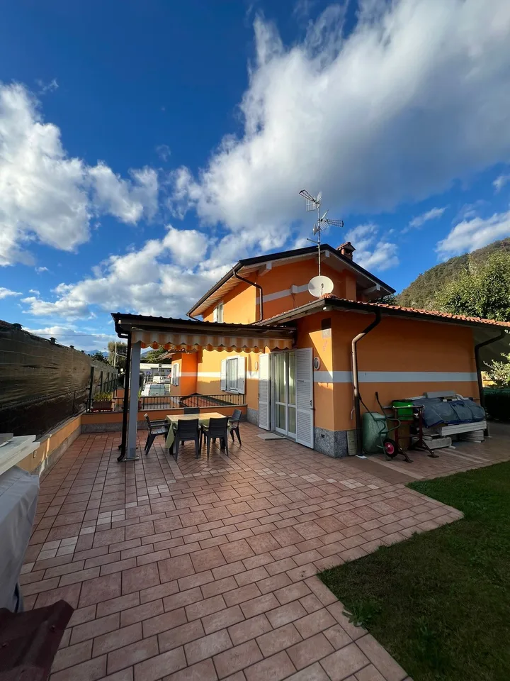 PONTE TRESA (ITA)  : ELEGANTE VILLA CON GIARDINO