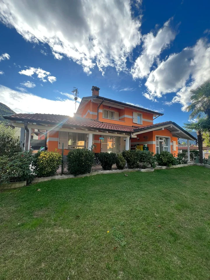 PONTE TRESA (ITA)  : ELEGANTE VILLA CON GIARDINO