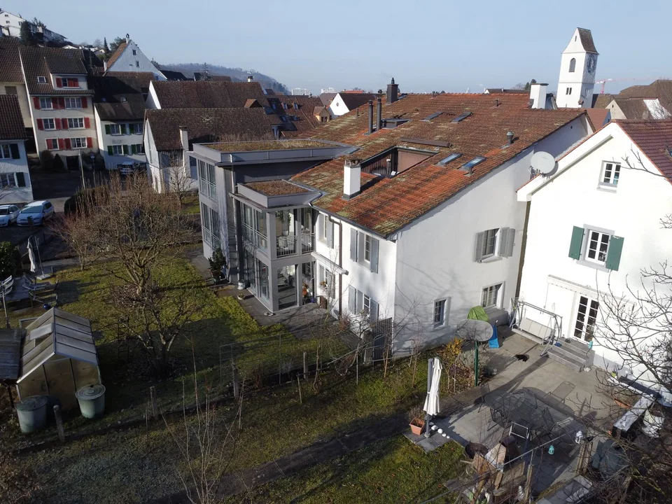Casa multifamiliare nel centro storico del villaggio con grande potenziale