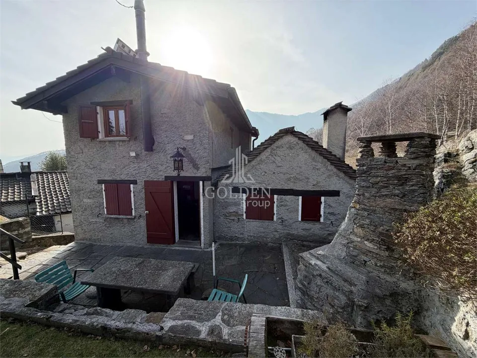 Rustico indipendente con 2'000 m² di terreno  a circa 20 minuti da Gor