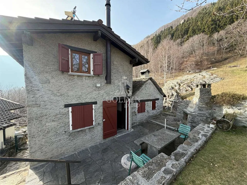 Rustico indipendente con 2'000 m² di terreno  a circa 20 minuti da Gor
