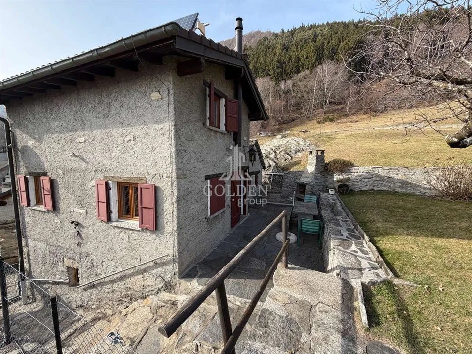 Rustico indipendente con 2'000 m² di terreno  a circa 20 minuti da Gor