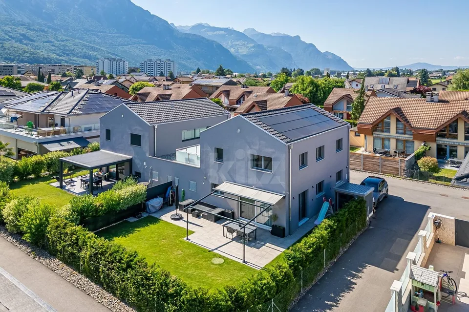 Bella casa contemporanea con giardino e due terrazze – foto 12 di 13