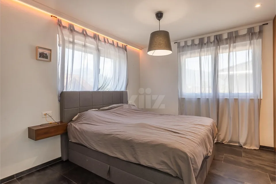 Bella casa contemporanea con giardino e due terrazze – foto 7 di 13
