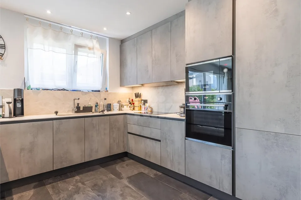 Bella casa contemporanea con giardino e due terrazze – foto 6 di 13