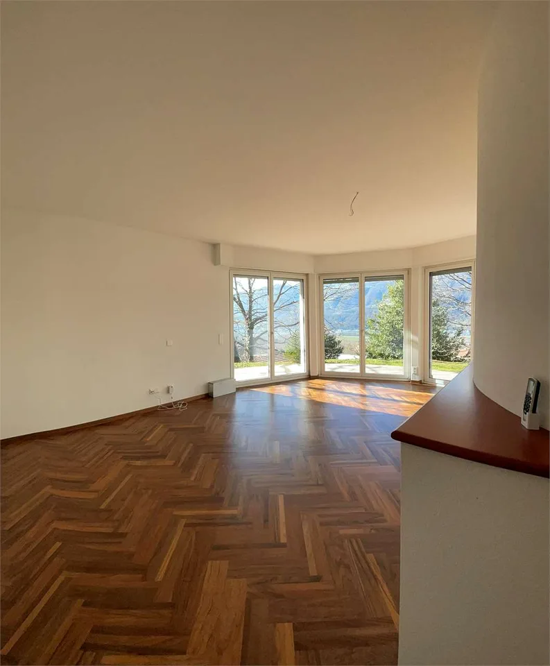 Exklusive Villa mit Wellnessbereich und offenem Blick ins Grüne von Vezia – Foto 9 von 13
