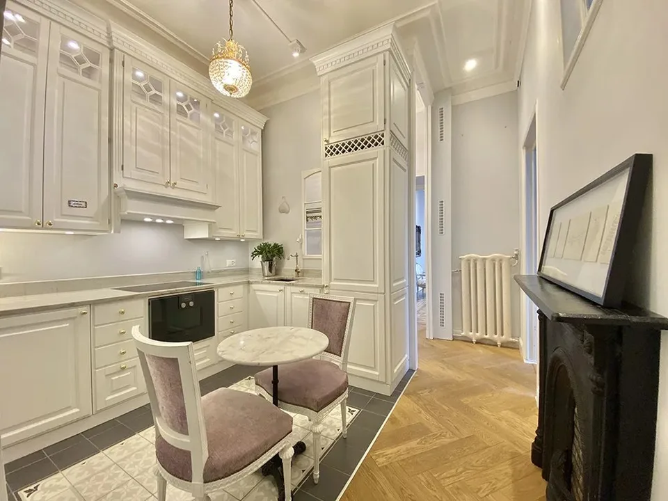 Sehr schönes 3-Zimmer-Apartment mit hohem Decken