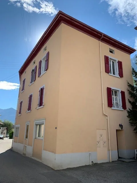 Gebäude mit 3 Wohnungen in Fully