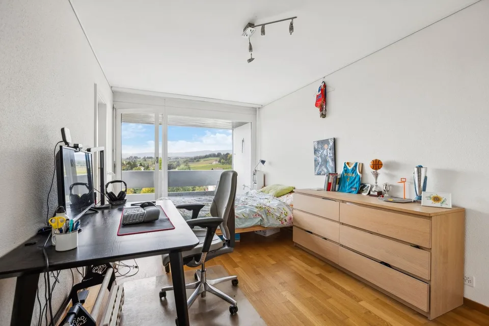 Geräumige 5.5-Zimmer-Wohnung mit herrlichem Blick auf die Stadt und – Foto 8 von 13