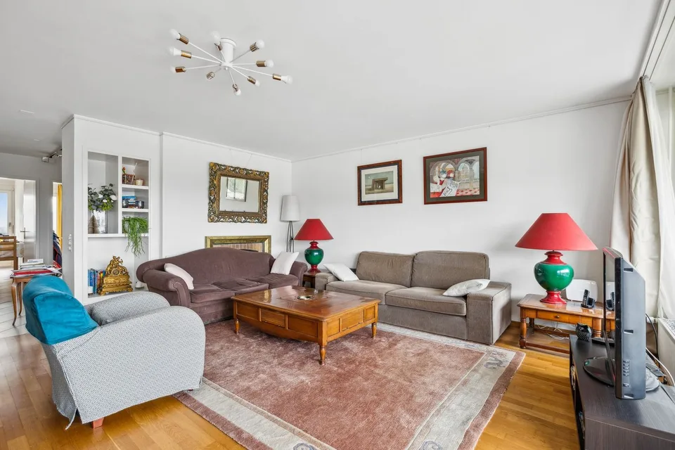 Geräumige 5.5-Zimmer-Wohnung mit atemberaubendem Blick auf die Stadt und