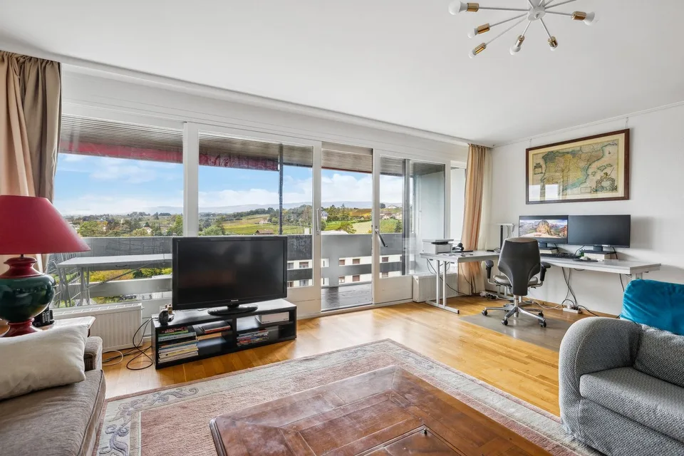 Geräumige 5.5-Zimmer-Wohnung mit atemberaubendem Blick auf die Stadt und