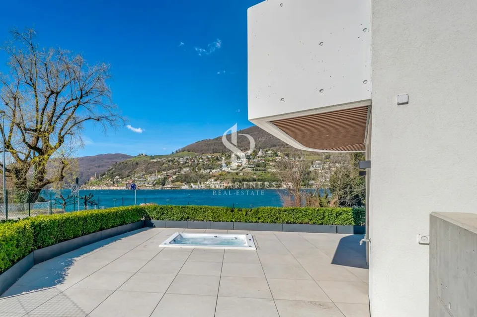 Nuova villa con vista lago