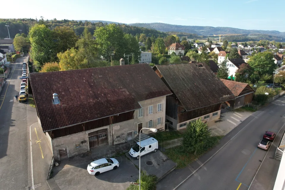 Azienda agricola, stalla e fienile situati in zona residenziale HB a Porrentruy