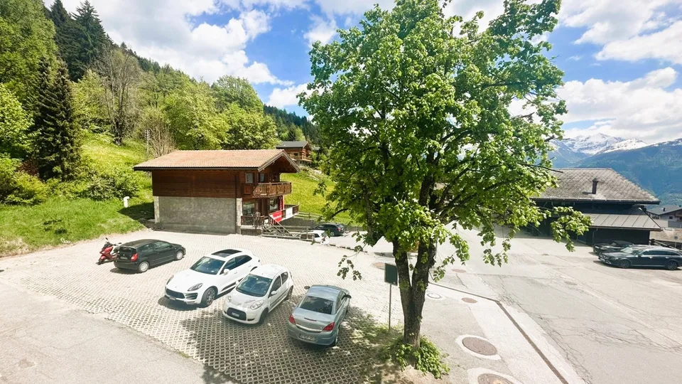 Helles Studio mit großem Balkon und Parkplatz