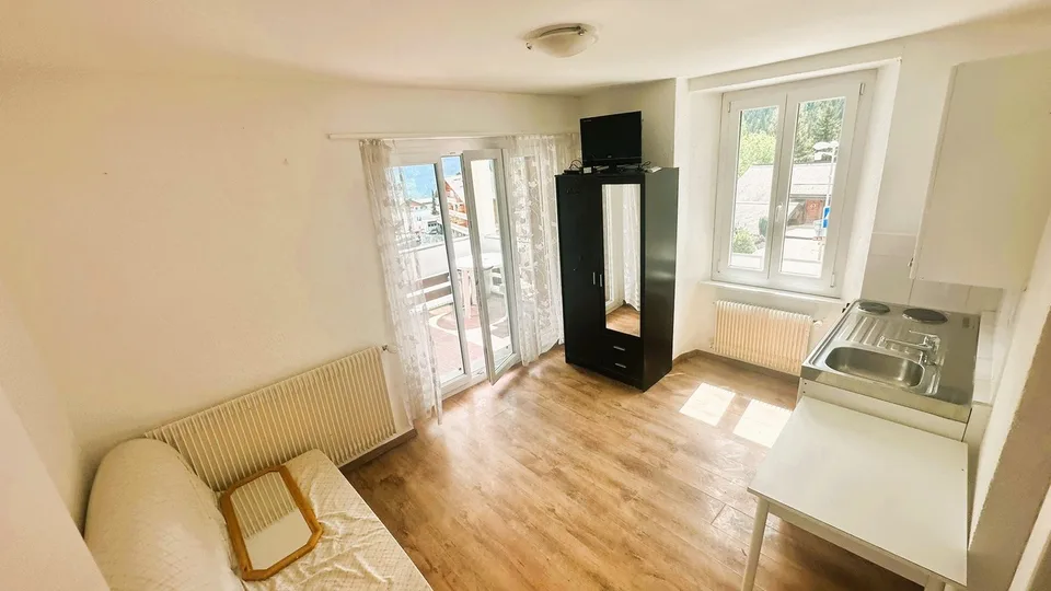 Helles Studio mit großem Balkon und Parkplatz
