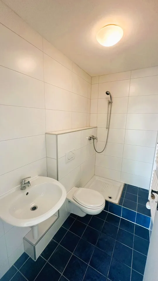 Helles Studio mit großem Balkon und Parkplatz