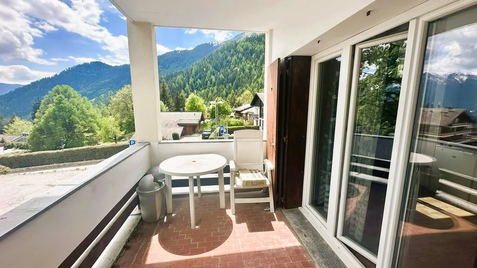 Helles Studio mit großem Balkon und Parkplatz