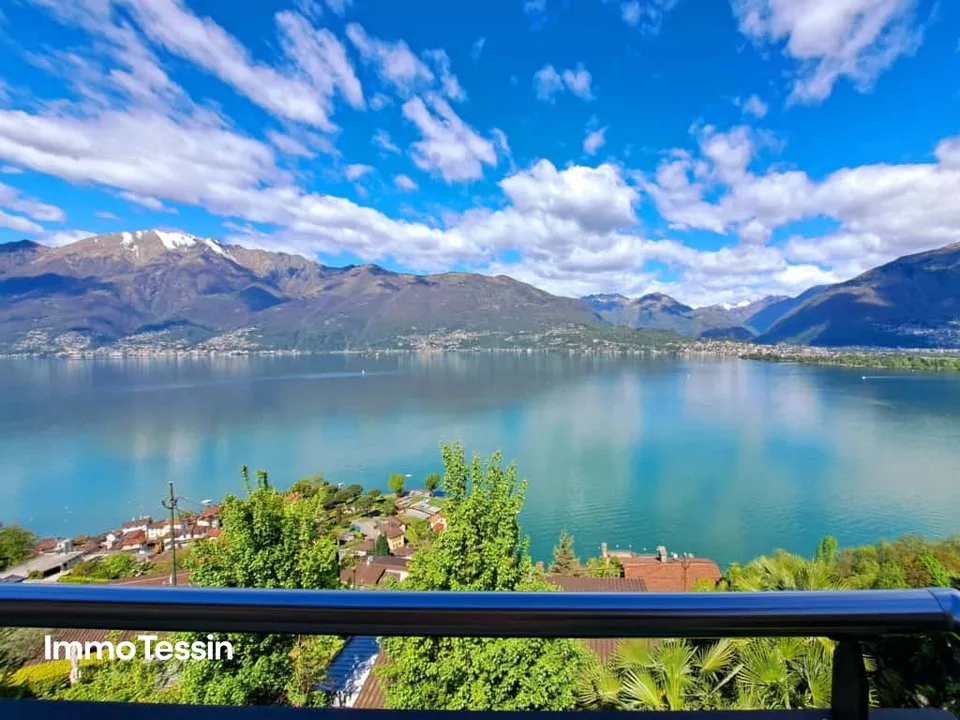 Rarità: villa moderna con 2 appartamenti & terreno edificabile con vista unica sul Lago Maggiore a perdita d'occhio
