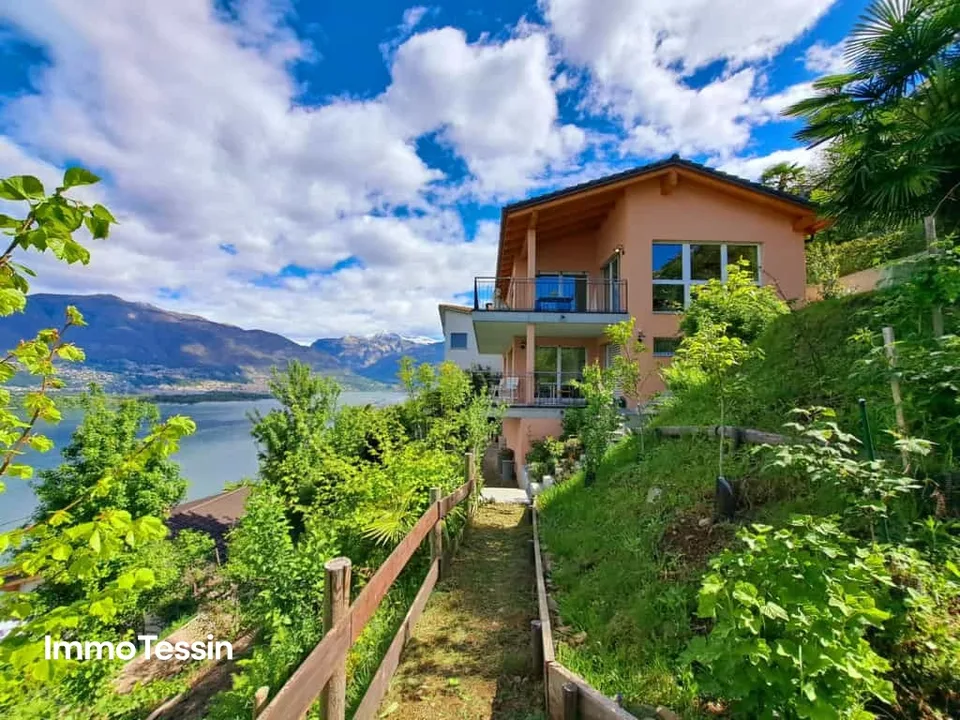 SELTENHEIT: Moderne Villa mit 2 Wohnungen & Bauland mit einmaliger Seesicht auf den Lago Maggiore so weit das Auge reicht