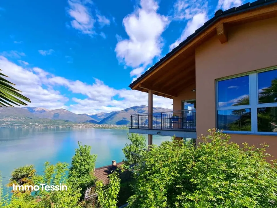 Rarità: villa moderna con 2 appartamenti & terreno edificabile con vista unica sul Lago Maggiore a perdita d'occhio