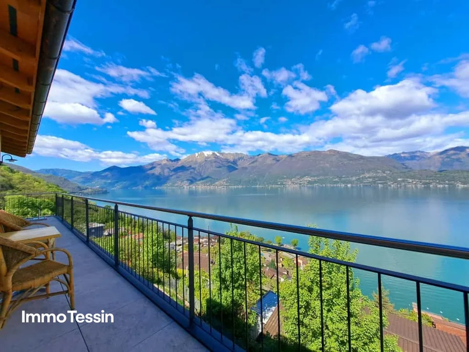 Rarità: villa moderna con 2 appartamenti & terreno edificabile con vista unica sul Lago Maggiore a perdita d'occhio
