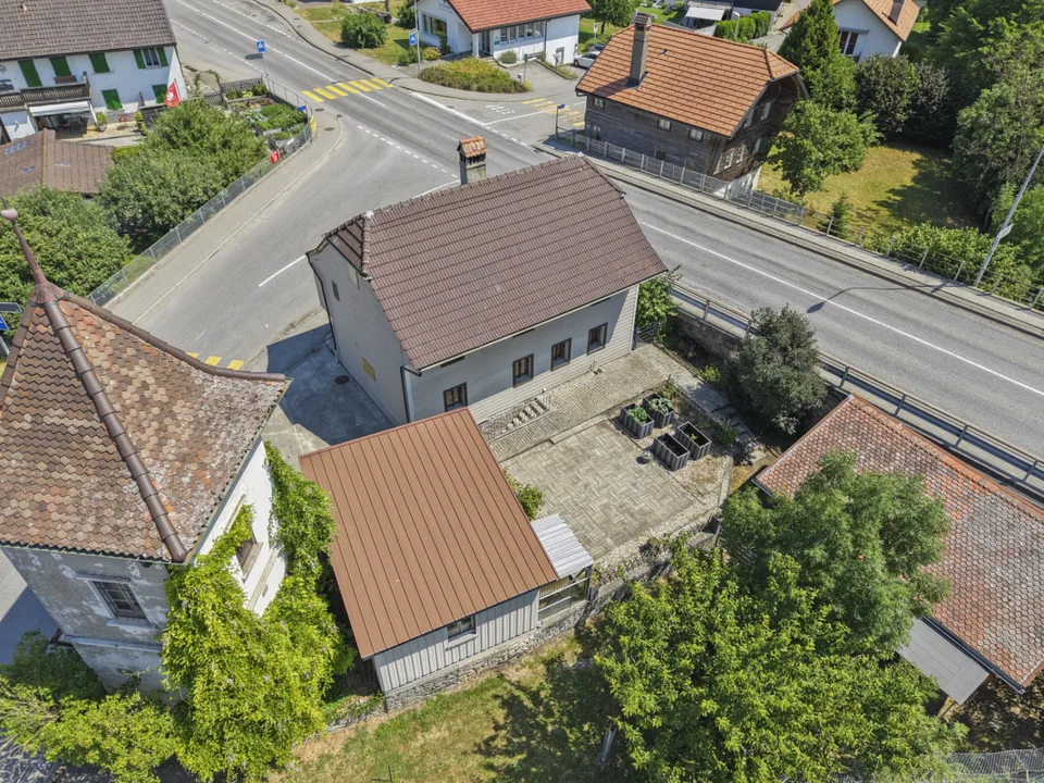 Casa di villaggio da ristrutturare con giardino e annessi, a Riaz