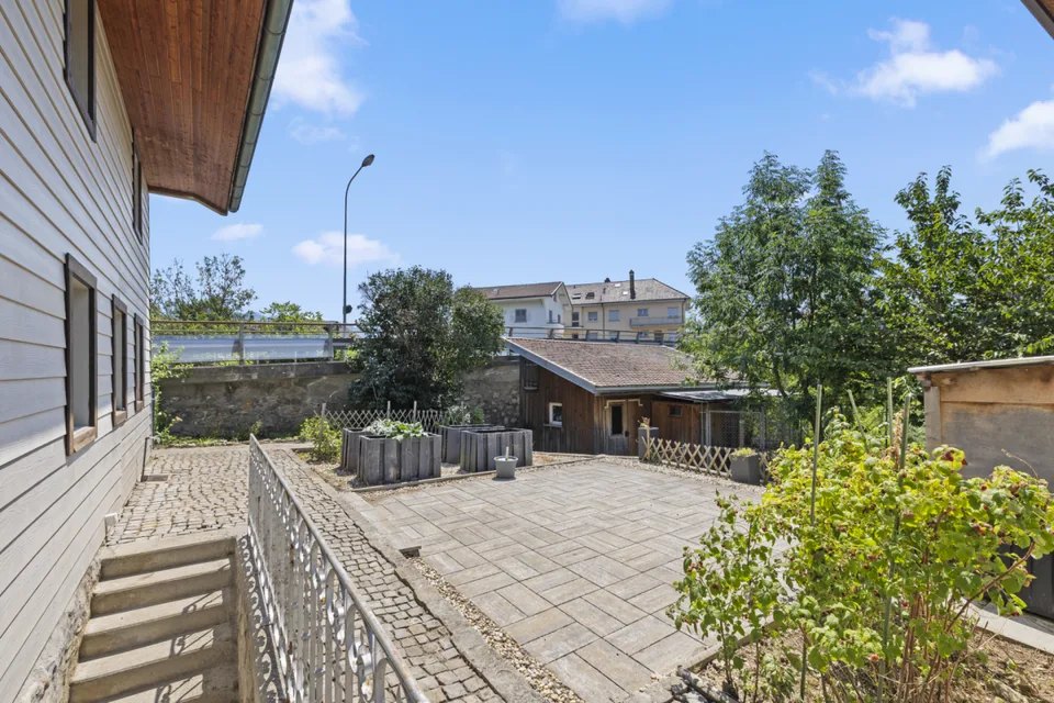 Casa di villaggio da ristrutturare con giardino e annessi, a Riaz