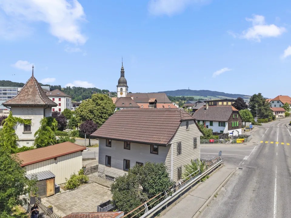 Casa di villaggio da ristrutturare con giardino e annessi, a Riaz
