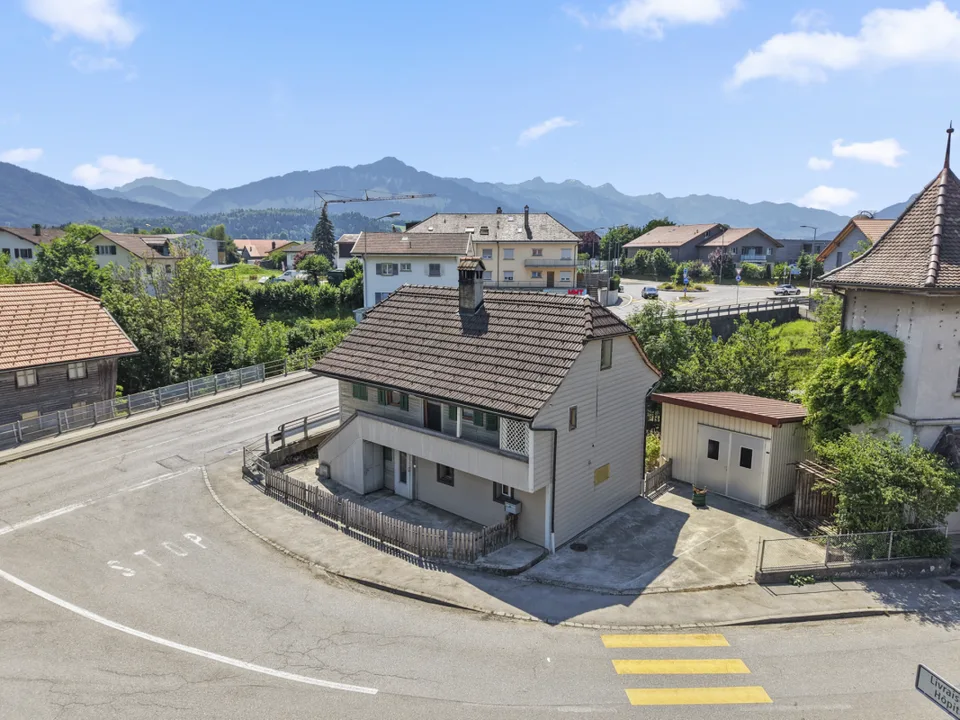 Maison villageoise à rénover avec jardin et dépendances, à Riaz