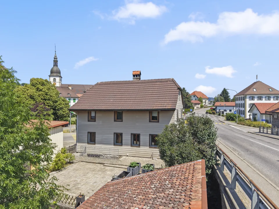 Casa di villaggio da ristrutturare con giardino e annessi, a Riaz