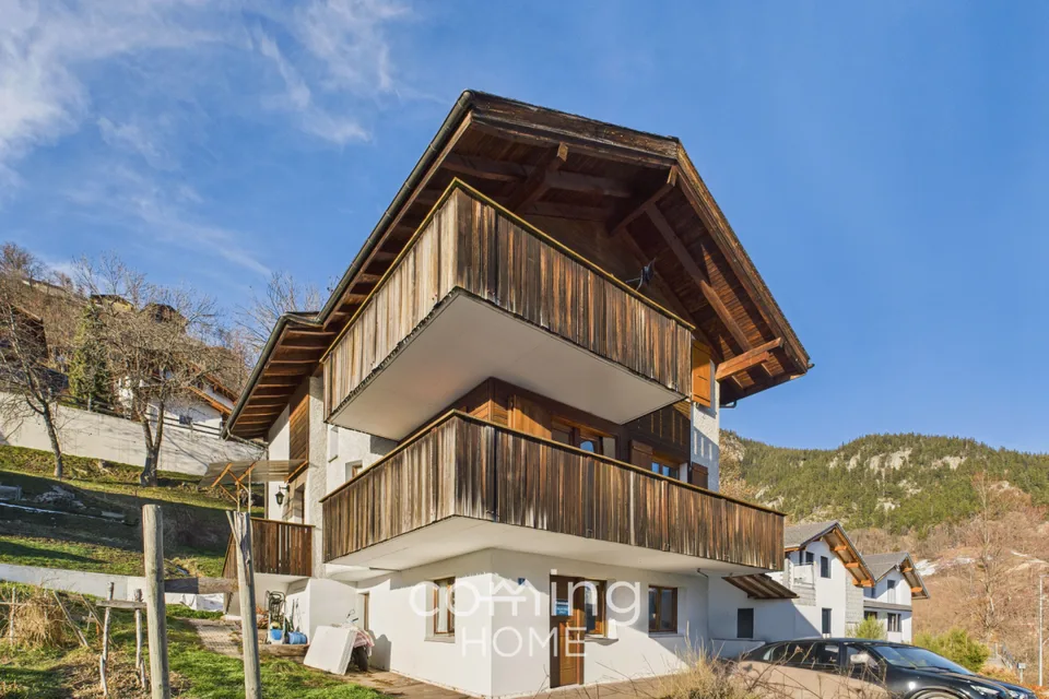 Wohnen und bauen in Mund - 5.5-Zimmer-Chalet mit Garten und vier W2-Bauparzellen