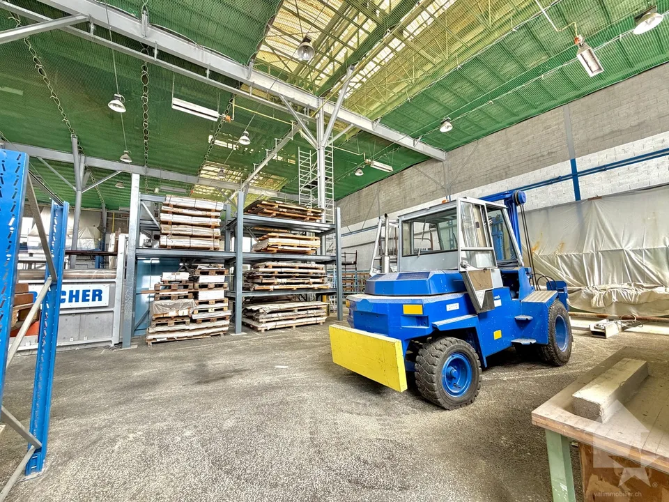 Halle industrielle de 20'500 m3 et de 2'130 m2 avec accès sécurisé