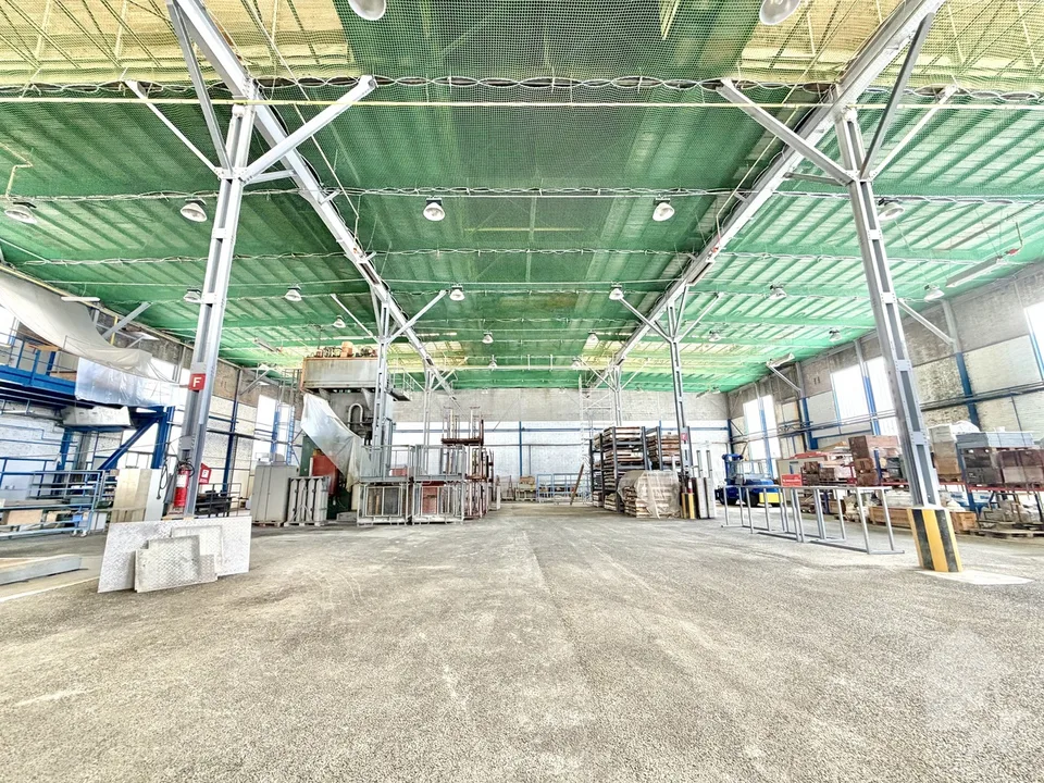 Halle industrielle de 20'500 m3 et de 2'130 m2 avec accès sécurisé
