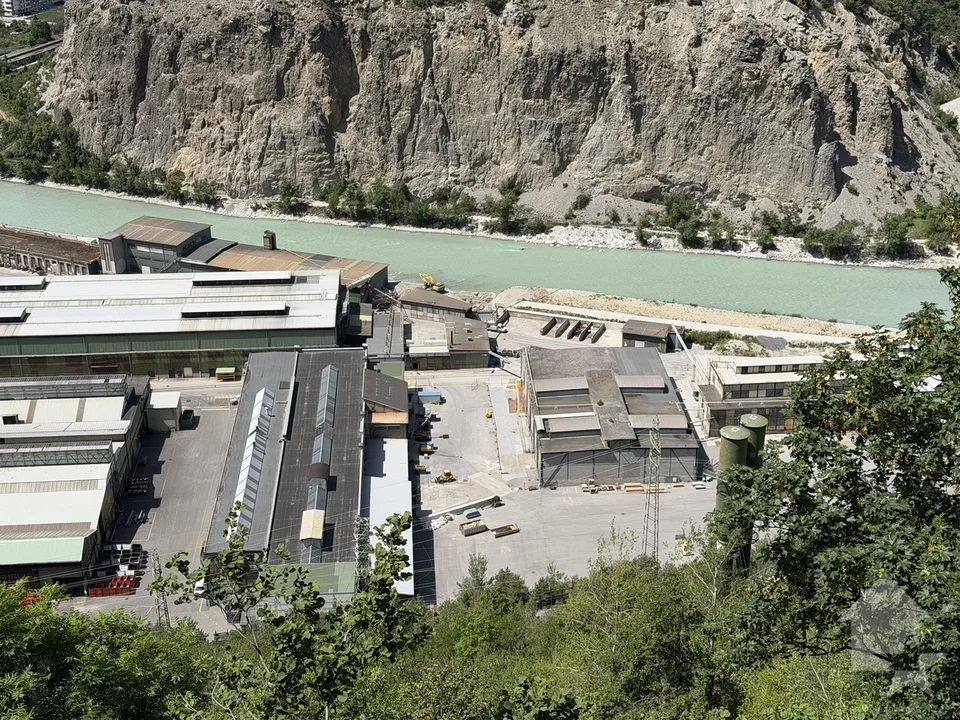 Halle industrielle de 20'500 m3 et de 2'130 m2 avec accès sécurisé