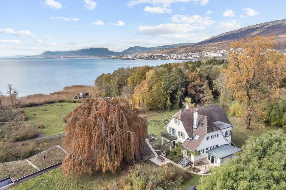 Propriété exclusive les pieds dans l'eau au bord du lac de Neuchâtel !