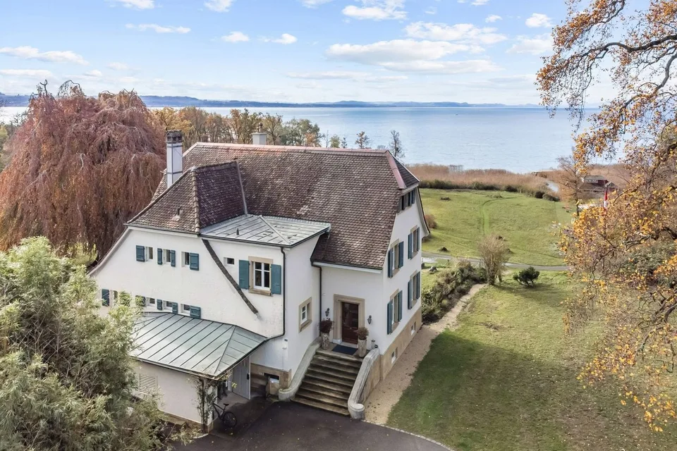 Propriété exclusive les pieds dans l'eau au bord du lac de Neuchâtel !