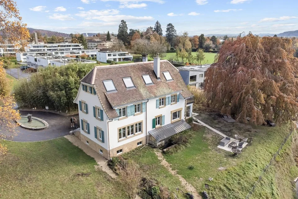 Propriété exclusive les pieds dans l'eau au bord du lac de Neuchâtel !