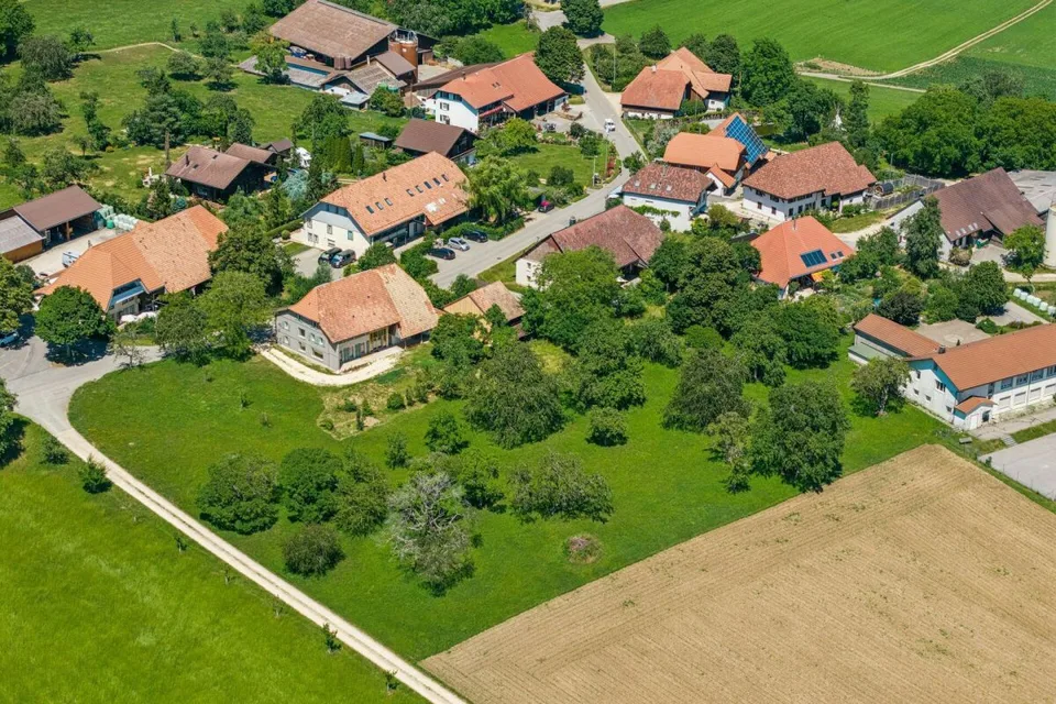 Bauernhaus mit Weitsicht und grosser Parzelle.
