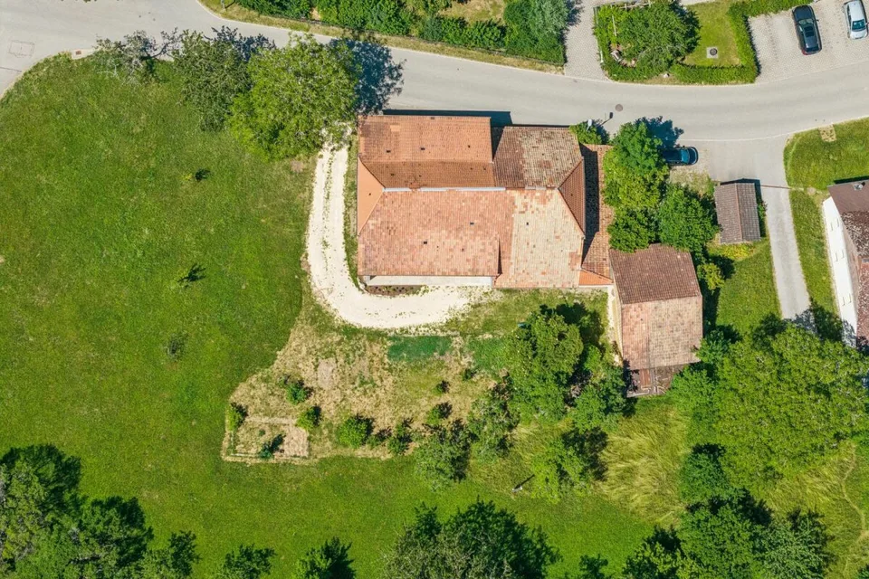Bauernhaus mit Weitsicht und grosser Parzelle.